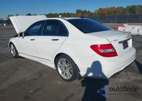 2013 Mercedes-Benz C 300 Sport 4Matic z USA, uszkodzony, nr VIN WDDGF8AB4DR270996